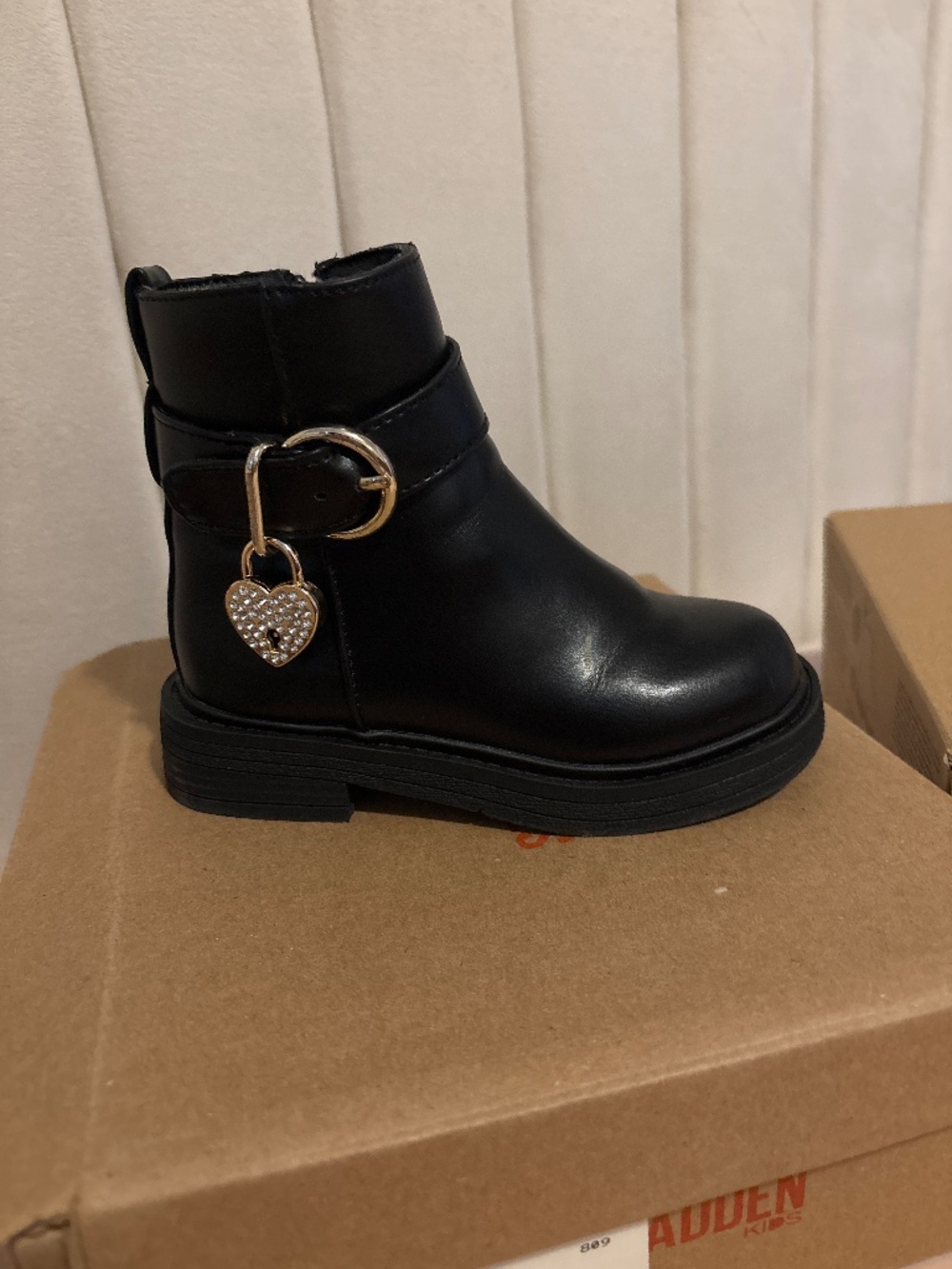 Heart lock boots